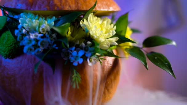 万圣节，充满了节日的传统，符号和细节。以南瓜为基础布置的花卉 — 图库视频影像