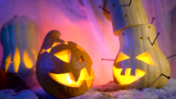 Calabaza malvada en la luz de la noche resplandor, vapor o niebla que fluye alrededor. Atributos tradicionales del Día de Todos los Santos o Halloween — Vídeos de Stock