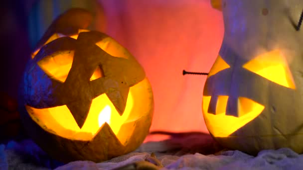 Vicces tök fejét a cég az éjszaka folyamán Halloween. baljós kompozíció, de szép ünnep attribútumok. — Stock videók