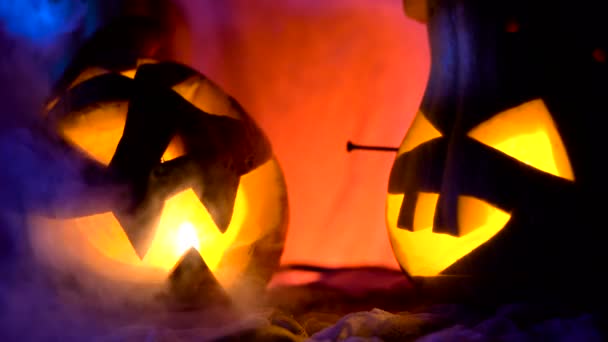 Abóbora maligna em brilho de luz noturna, vapor ou névoa fluindo ao redor. Atributos tradicionais do Dia de Todos os Santos ou Halloween — Vídeo de Stock