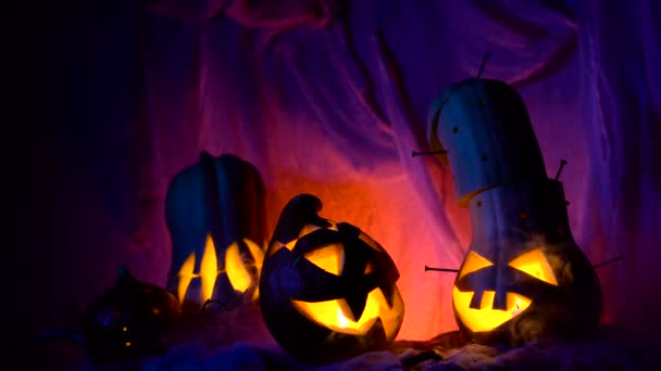 Vicces tök fejét a cég az éjszaka folyamán Halloween. baljós kompozíció, de szép ünnep attribútumok. — Stock videók