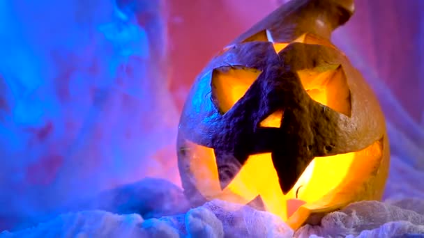 La cabeza de calabaza lista para adornar la fiesta hallovin. El Día de Todos los Santos llegará pronto, y la noche será divertida . — Vídeos de Stock