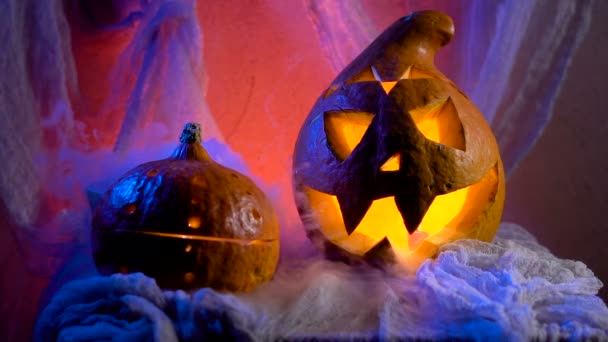 La cabeza de calabaza lista para adornar la fiesta hallovin. El Día de Todos los Santos llegará pronto, y la noche será divertida . — Vídeo de stock