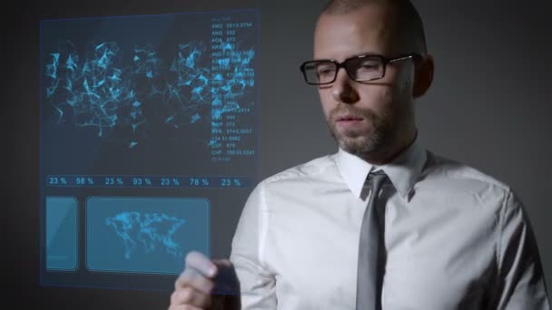 Futuro lavoro con finanza e macroeconomia. Uomo d'affari che lavora con uno schermo olografico interattivo . — Video Stock