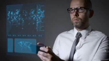 Ekonomi ve makro ekonomi ile gelecekteki çalışmaları. Çalışma ile etkileşimli bir holografik perde iş adamı. Smartphone yönetimi