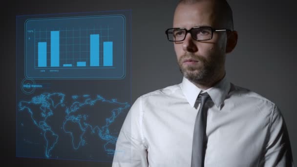 Toekomstige werkzaamheden met financiën en macro-economie. Zakenman die werken met een interactieve holografische scherm. — Stockvideo