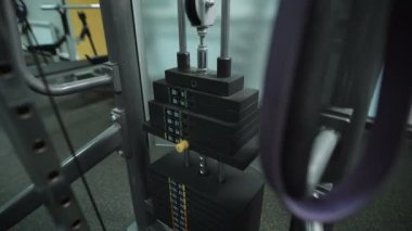 Spor salonunda antrenör ayakta çalışan