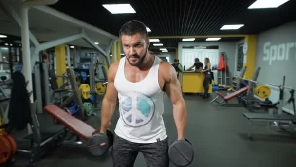 Exercícios de Homem Muscular com halteres — Vídeo de Stock