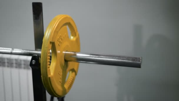 Primer plano de un hombre tomando la placa de peso de metal — Vídeos de Stock