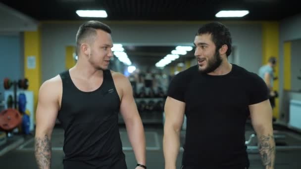 Dois jovens caminhando no ginásio — Vídeo de Stock
