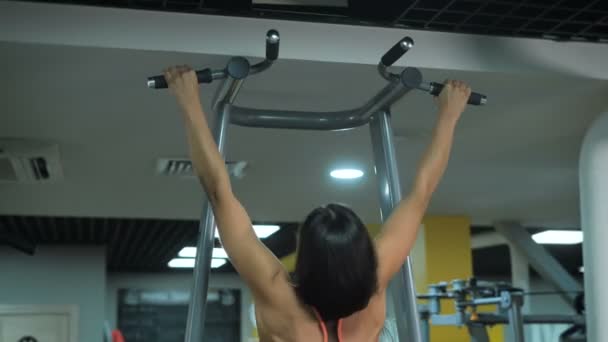 Joven sexe sport girl en el gimnasio — Vídeo de stock