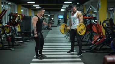 İki adam jimnastik egzersizleri yapıyor