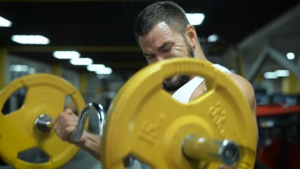Primer plano de un hombre musculoso con brazos fuertes — Vídeos de Stock