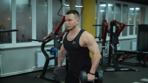 Mu egzersiz dumbbells ile genç adam — Stok video