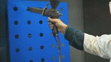 El boyama boya tabancası tarafından metal yüzeyinin