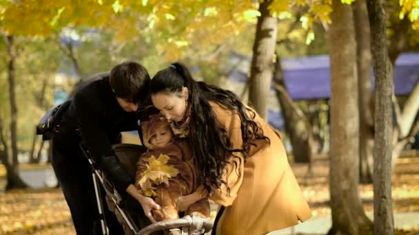 Lycklig familj med barn gå på hösten park. — Stockvideo
