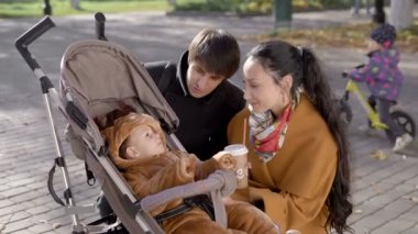 Onun arabası park çocuktur.