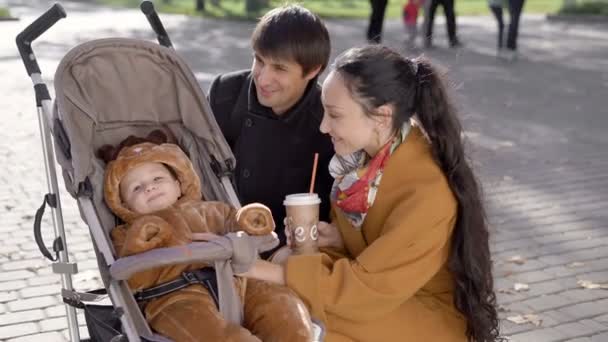 Jonge ouders in het park in gesprek met uw jongen. — Stockvideo