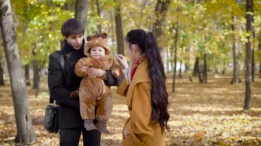 Karı koca ormanın içinde işten sonra çocuğunuz ile vakit geçirmek için.