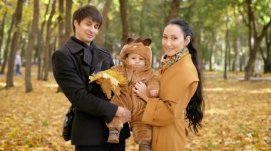 Fotoğraf oturumunda ormanda çocuk ile anne.