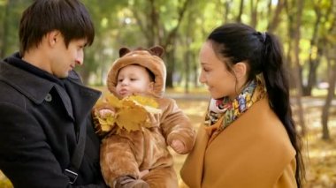 Ormandaki ailesiyle oynak bebek.