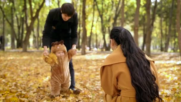 Enfant avec papa marchant dans la forêt d'automne . — Video