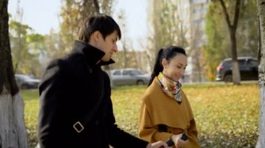 Esmer erkek ve şehrin içinden yürüme arabası bebek.