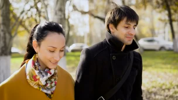 Пара в чудовому гуморі гуляти в осінньому місті — стокове відео