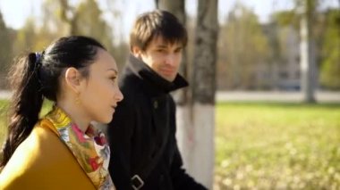 Genç çift sokakta üzerinde yürüme.