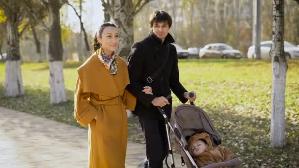 Young girl and a man walks along the avenue of the city — Stock Video