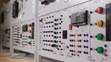 İnsan güvenliği ve çevre bir elektronik laboratuvarında evrensel enstrümanın bir daha gözden geçirme