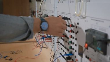 Laboratuarda stajyer için cihaz kabloları bağlama