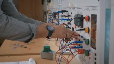 Erkek teknisyen laboratuvar parametreleri değiştirmek