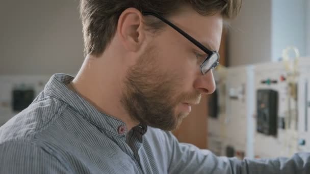 Homme technicien change les caractéristiques de l'expérience — Video