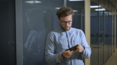Yerine çalışma üstünde senin telefon Oyun lobisinde ayakta, Ofis Müdürü