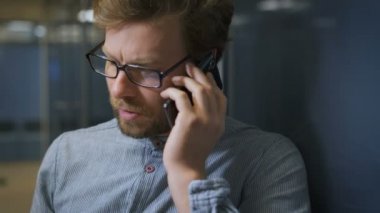 Tablet ellerde ile mavi gömlekli işadamı portresi