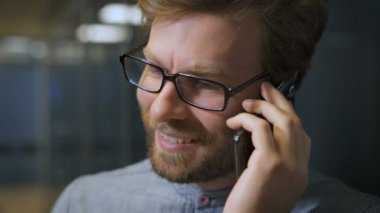 Cep telefonu üzerinde konuşurken Binanın koridorunda ofis çalışanı
