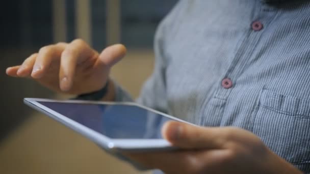 Junger Mann arbeitet an einem digitalen Tablet — Stockvideo