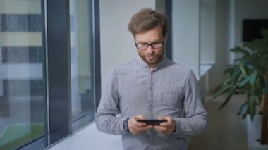 Enstitüsü sakallı çalışan senin smartphone cep telefonu ile lobide çalış.