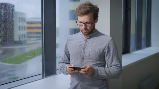 Успешный бизнесмен пишет смс на работе — стоковое видео