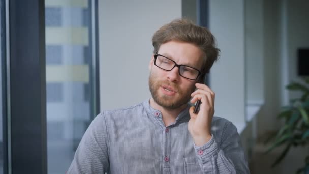 Succesvolle zakenman gesprekken met zijn vriendin in een regenachtige dag. — Stockvideo