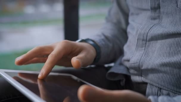 Adultos jóvenes trabajando en una tableta digital — Vídeo de stock