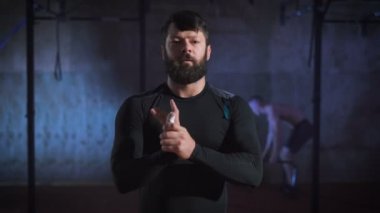 Kameranın ve ellerinin egzersiz önce esneme CrossFit atlet görünüyor.