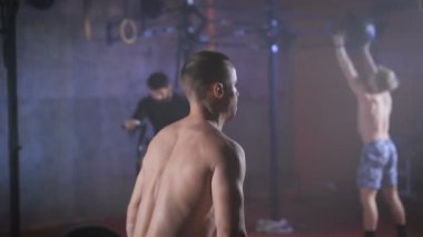Genç atlet barbell ile yapıyor.