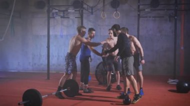 Grup sporcu takım ruhu yükseltmek ve egzersiz başlar.