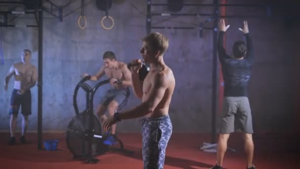 Young strong man doing kettelbell snatch. — Stock Video