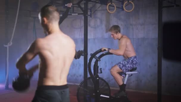 Tutup pelatihan gabungan crossfit di gym . — Stok Video