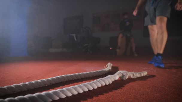 Man touw in zijn handen neemt en zich voorbereidt op de training. — Stockvideo