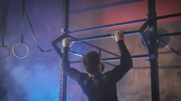 The athlete doing pull-up under the name of the butterfly — Stock Video