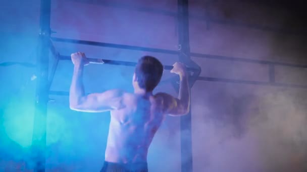 Jovem atleta muscular fazendo exercícios pull-up . — Vídeo de Stock